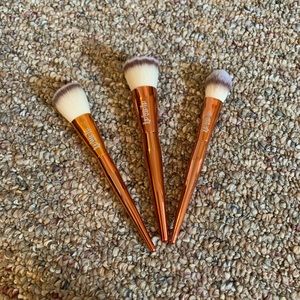 Set of 3 makeup brushes